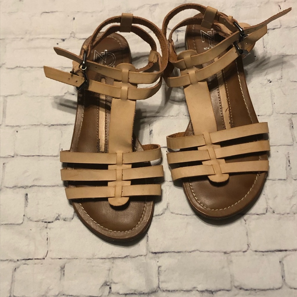 New Directions size 7 natural leather strappy sandal
